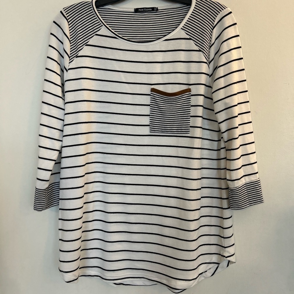 Pink Clover Haylee Front Pocket Raglan Knit Top
White S - Picture 1 of 6